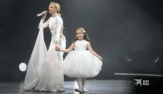 В Екатеринбурге Полина Гагарина вышла на сцену с дочкой Мией