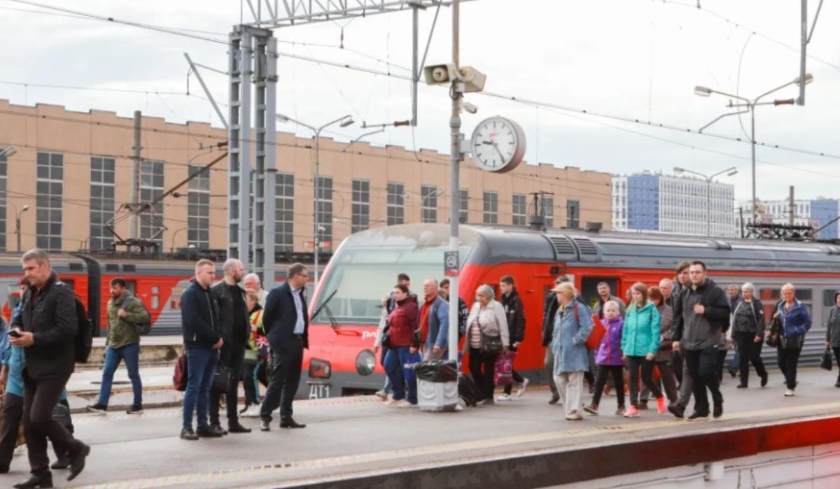 Дополнительные электрички пустили между Санкт-Петербургом и Ораниенбаумом