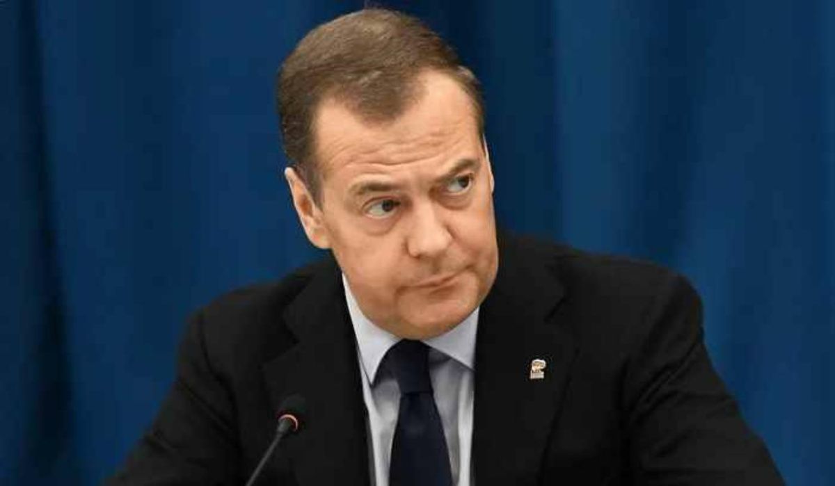 Медведев: &quot;Чмо заявило, что отвергает предложение Путина о трёхдневном перемирии на 9 Мая&quot;