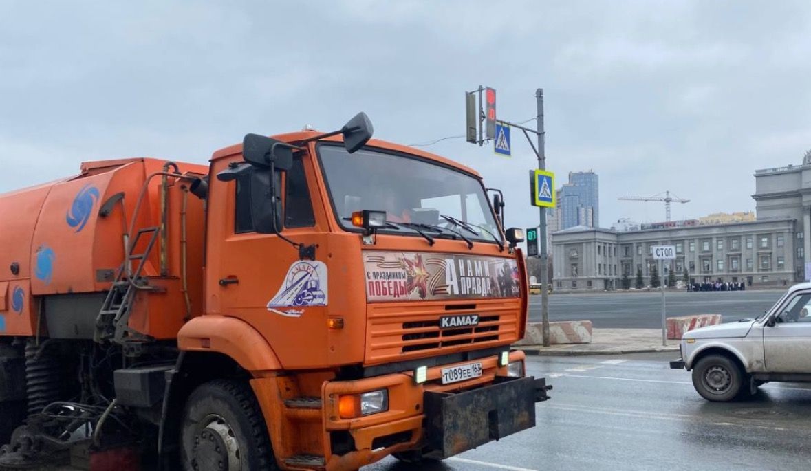 Зачем в Самаре моют асфальт под дождём: объяснение дорожных служб