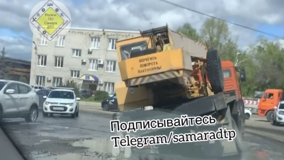 В Самаре автокран провалился в яму