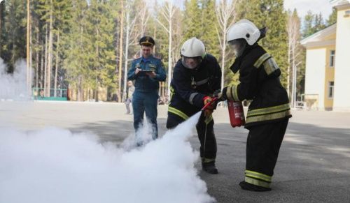 Свердловских школьников обучают навыкам и правилам противопожарной безопасности 