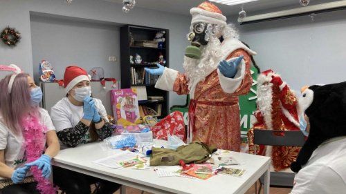 В Екатеринбурге на новогодние поздравления Деды Морозы наденут противогазы