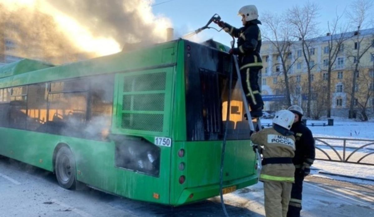 В Екатеринбурге загорелся автобус 