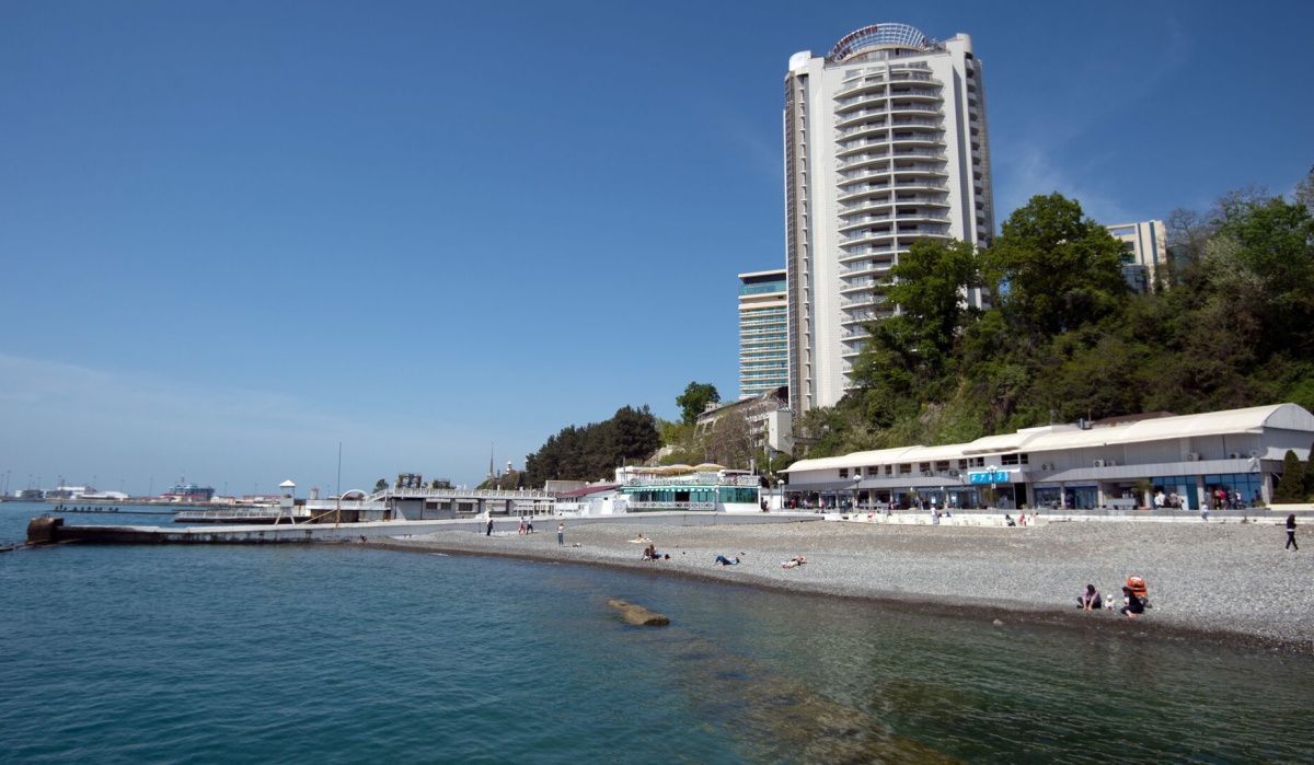 В Сочи эвакуируют туристов с пляжей из-за атак беспилотников