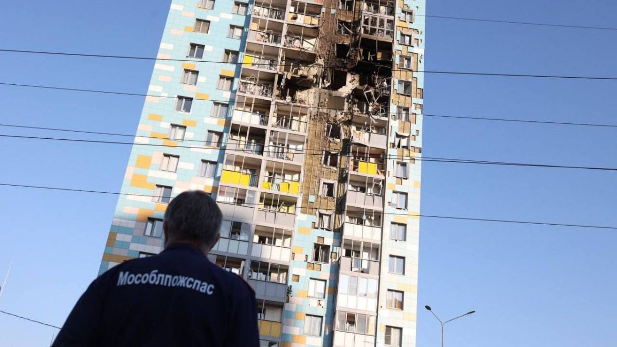 В Раменском беспилотник влетел в многоэтажку: повреждены десятки квартир