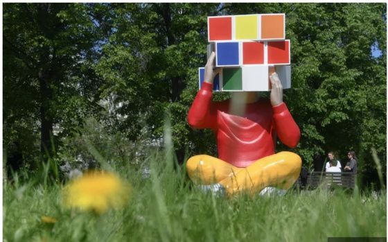 В Екатеринбурге появилась скульптура с кубиком Рубика вместо головы