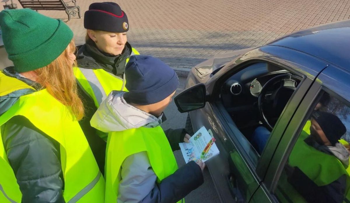 В Чайковском отряд ЮИД  и сотрудники ГИБДД поздравили автолюбителей с праздником