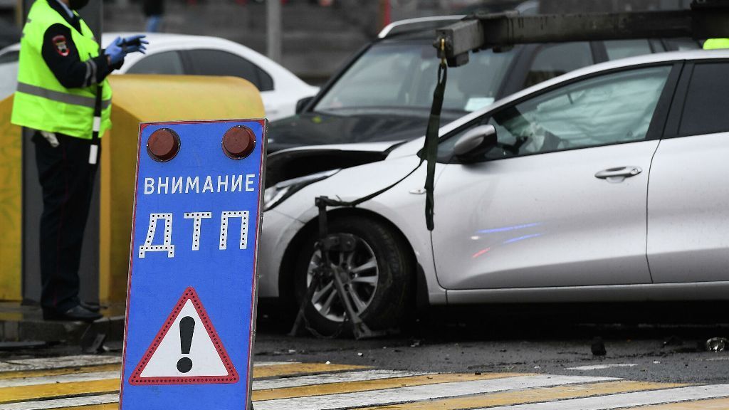 Утро среды в Петербурге началось с заторов и ДТП на не убранных от снега и наледи дорогах