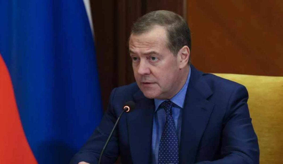 Медведев: в Париже собралась «фашистская клика» для подсчёта гробов