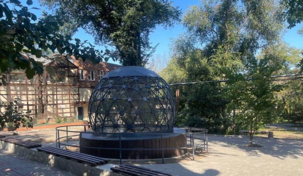 Сферический дом для птиц появился в ростовском зоопарке