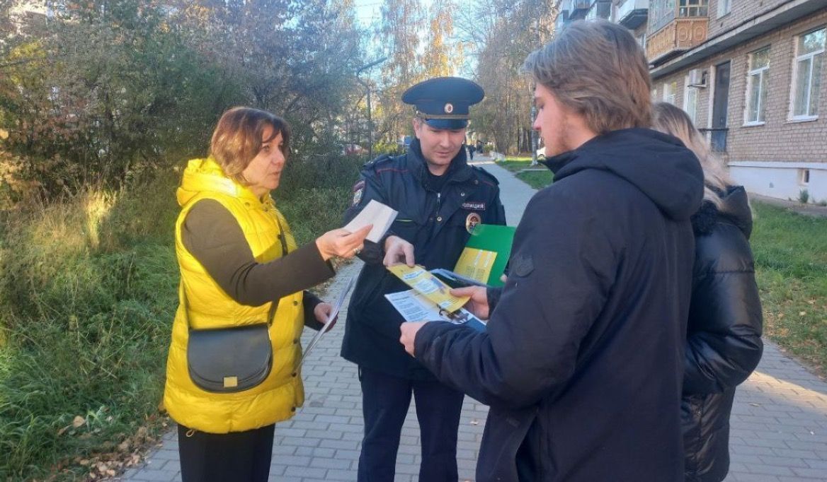 В Чайковском участковые и общественники провели акцию против мошенничества