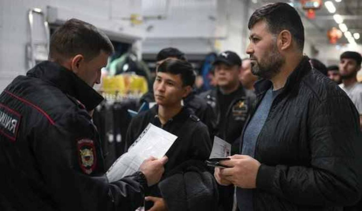 Мигранты устроили массовую драку с палками в центре Санкт-Петербурга