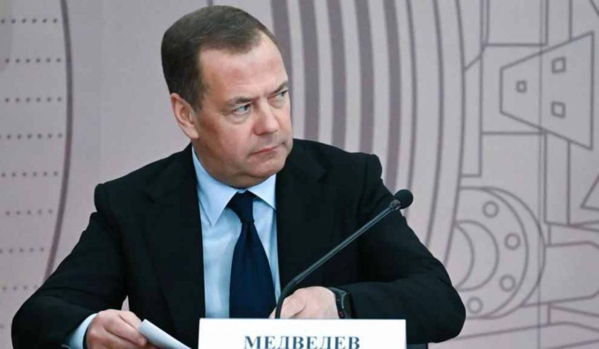 Медведев призвал французов задуматься о создании Шестой республики