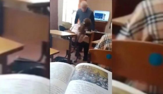 Глава СК России потребовал разобраться в ситуации с избиением школьницы учителем в Свердловской области
