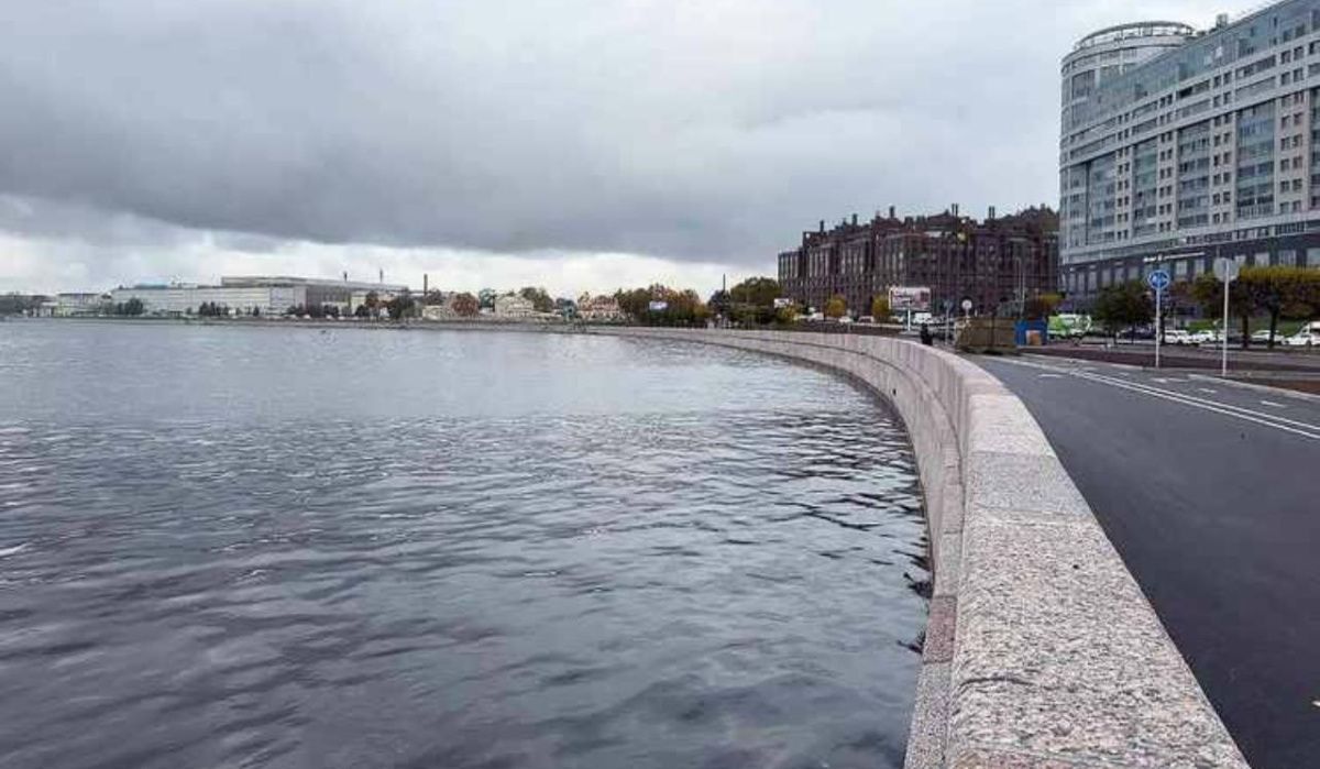 В Петербурге завершили капитальный ремонт Свердловской набережной