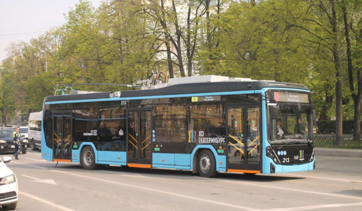 В Екатеринбурге выясняют, как вандалам удалось проникнуть в депо и изуродовать автобус 