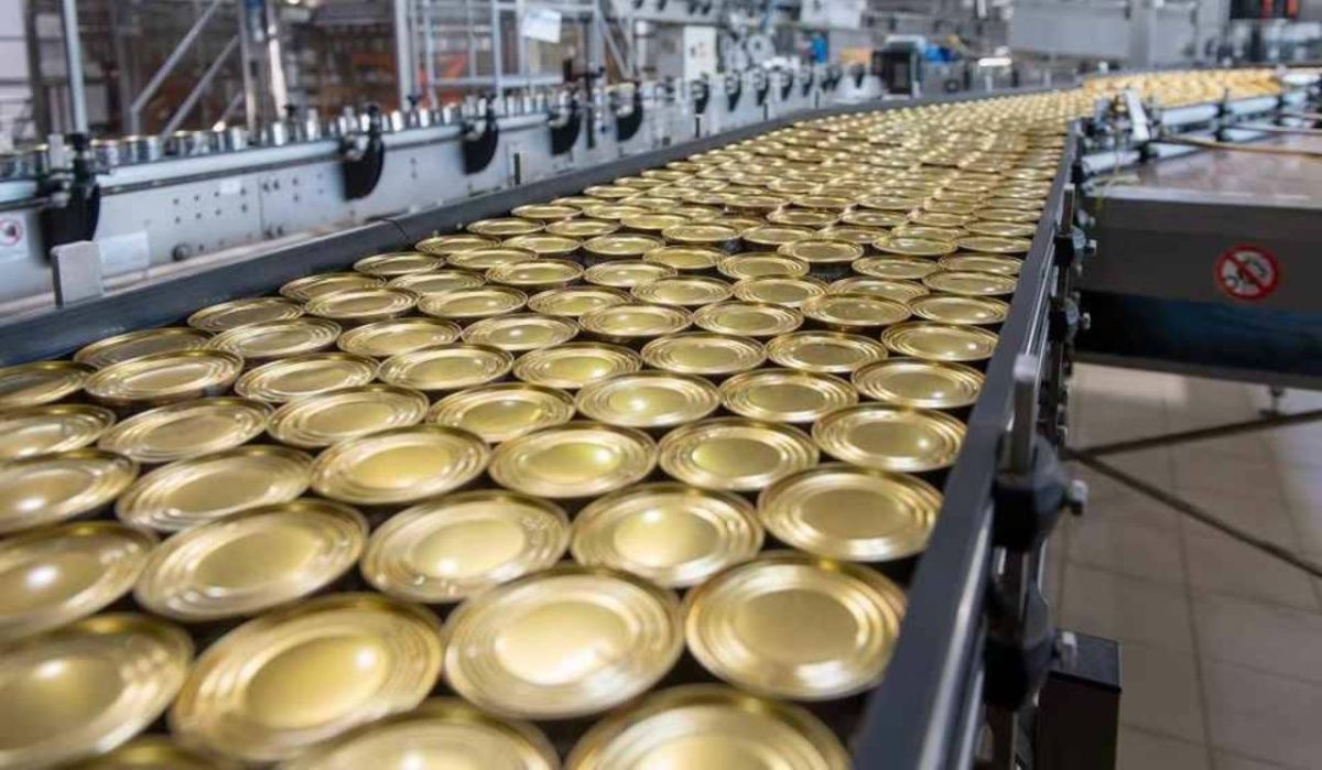 На свердловском заводе незаконно продлевали срок годности тушёнки