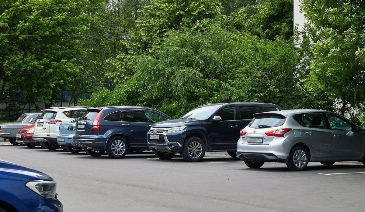 В Москве незаконную стоянку переделали в общедоступную парковку 