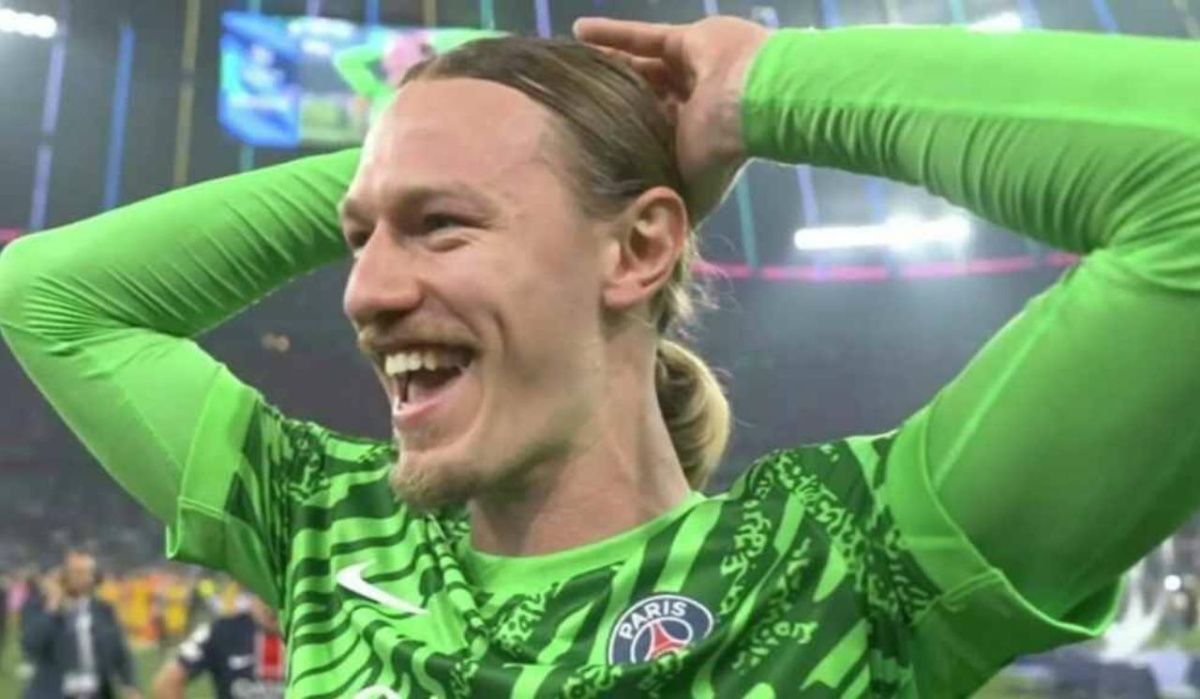 Сафонов привёз кубок ЛЧ в Россию