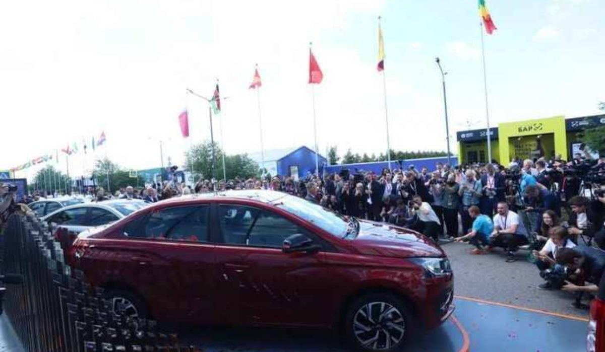 На ПМЭФ презентовали новую модель Lada