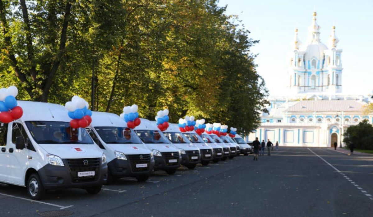 В Петербурге многодетным семьям подарили микроавтобусы