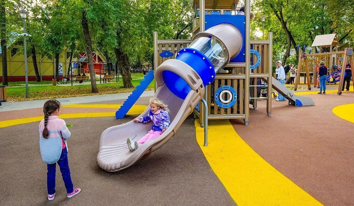 Новый экостильный спорткомплекс и детская площадка появились в Милютинском саду