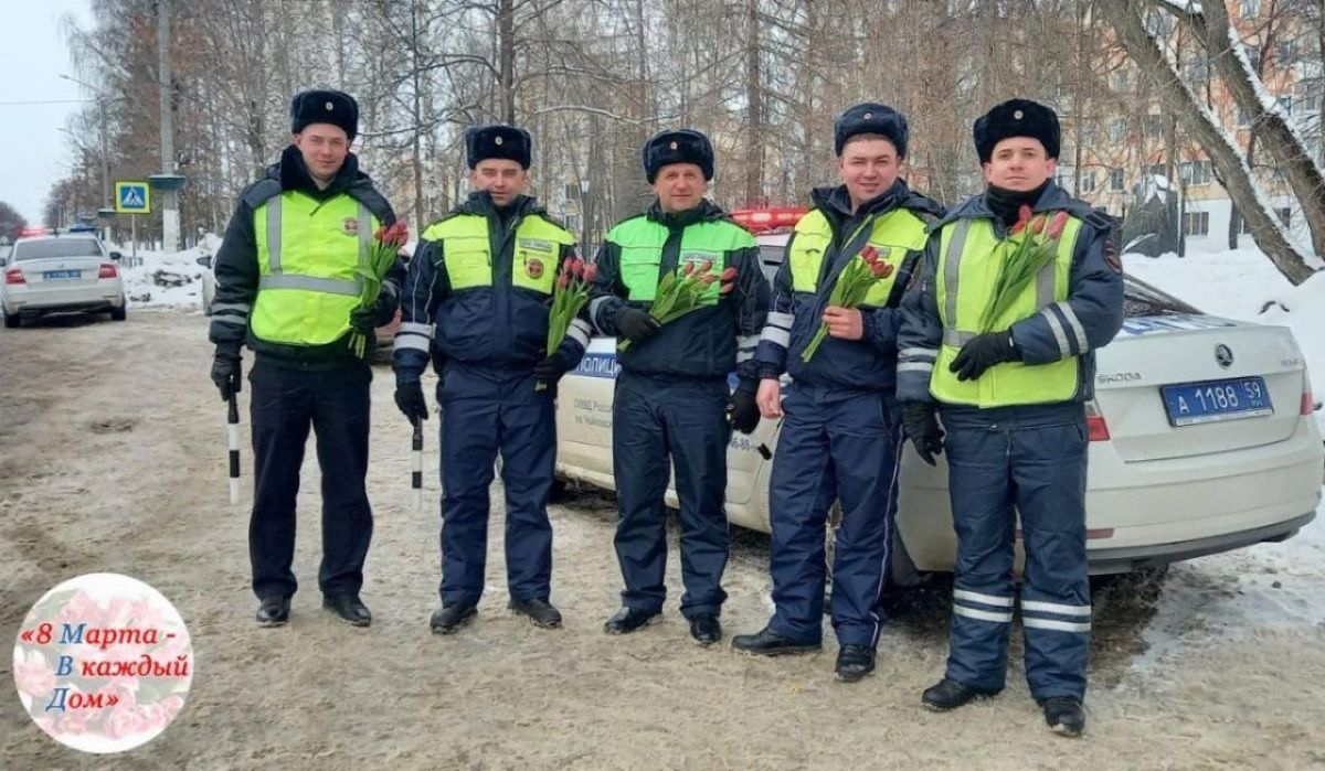 В Чайковском стражи вручали цветы автоледи