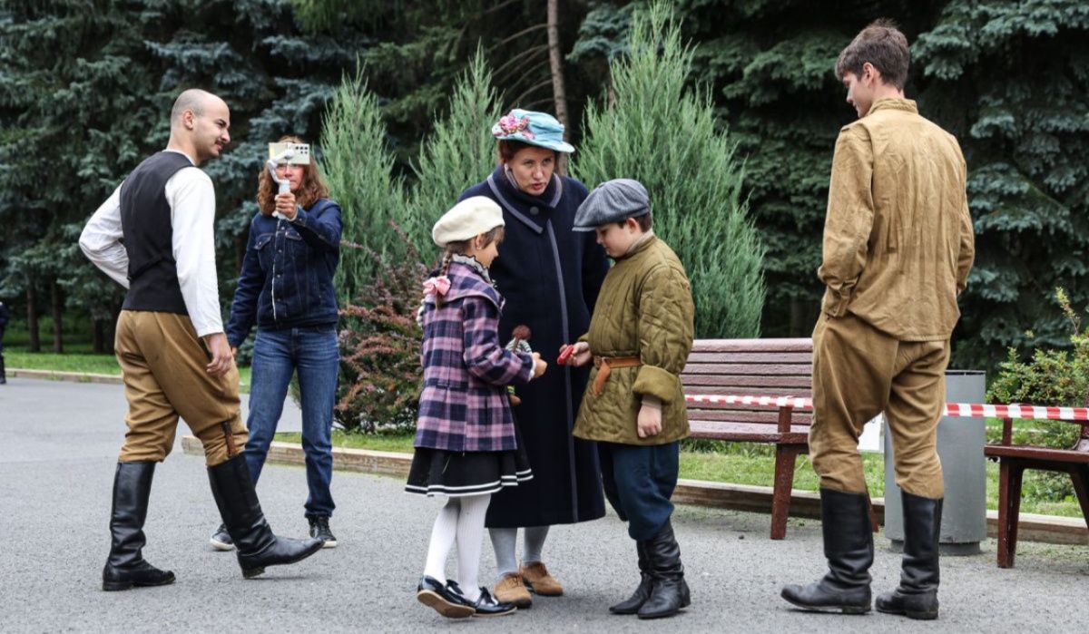В парке у Музея Победы представили иммерсивную кинореконструкцию
