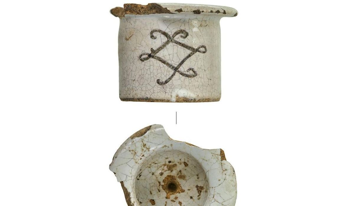 Археологи обнаружили в Калошином переулке старинную фарфоровую помадную баночку