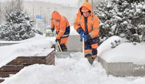 Несколько сотен спецмашин ликвидируют последствия снежного коллапса на дорогах Свердловской области