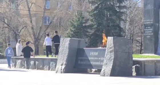 В Нижнем Новгороде дети закидали камнями вечный огонь 
