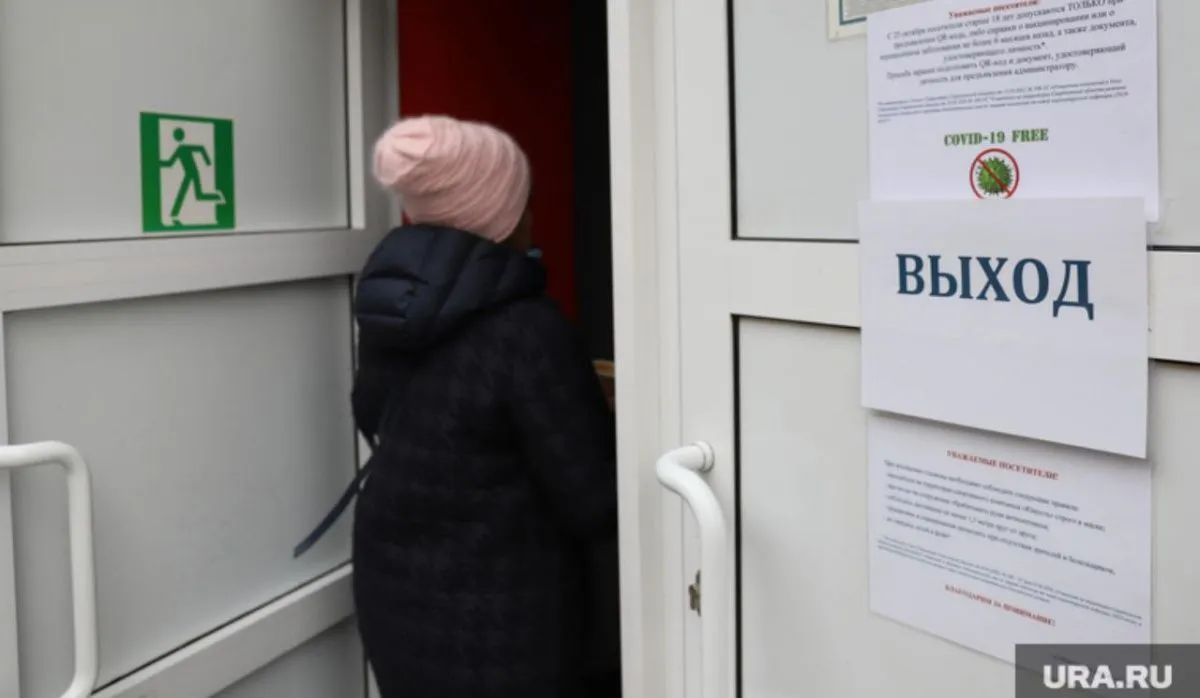 Жительницу Екатеринбурга с ребенком не пустили в туалет без QR-кода